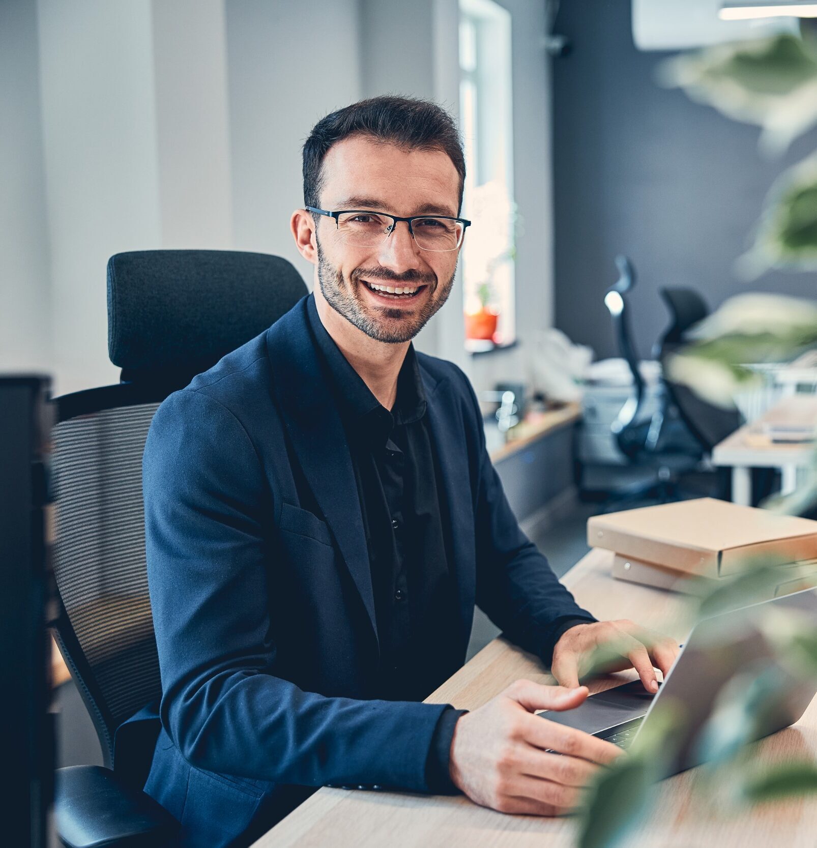 portrait-of-a-smiling-businessman-in-his-office-2021-09-03-15-39-47-utc-e1641646157253.jpg